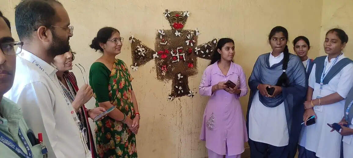 मंदसौर कॉलेज में संजा पर्व पर कार्यशाला, छात्राओं ने लोकगीतों से उकेरी मालवा की सांस्कृतिक विरासत