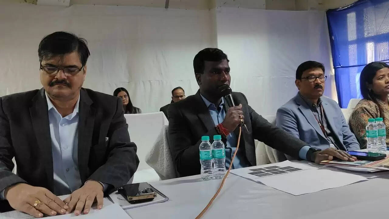 उपायुक्त ने की राजस्व व भूमि मामलों की समीक्षा, लंबित काम को ससमय निपटारे के दिए निर्देश