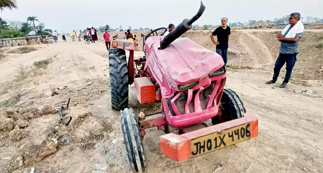 बालू के अवैध कारोबार की खुली पोल, अवैध बालू लदा ट्रैक्टर पलटने से चालक की मौत