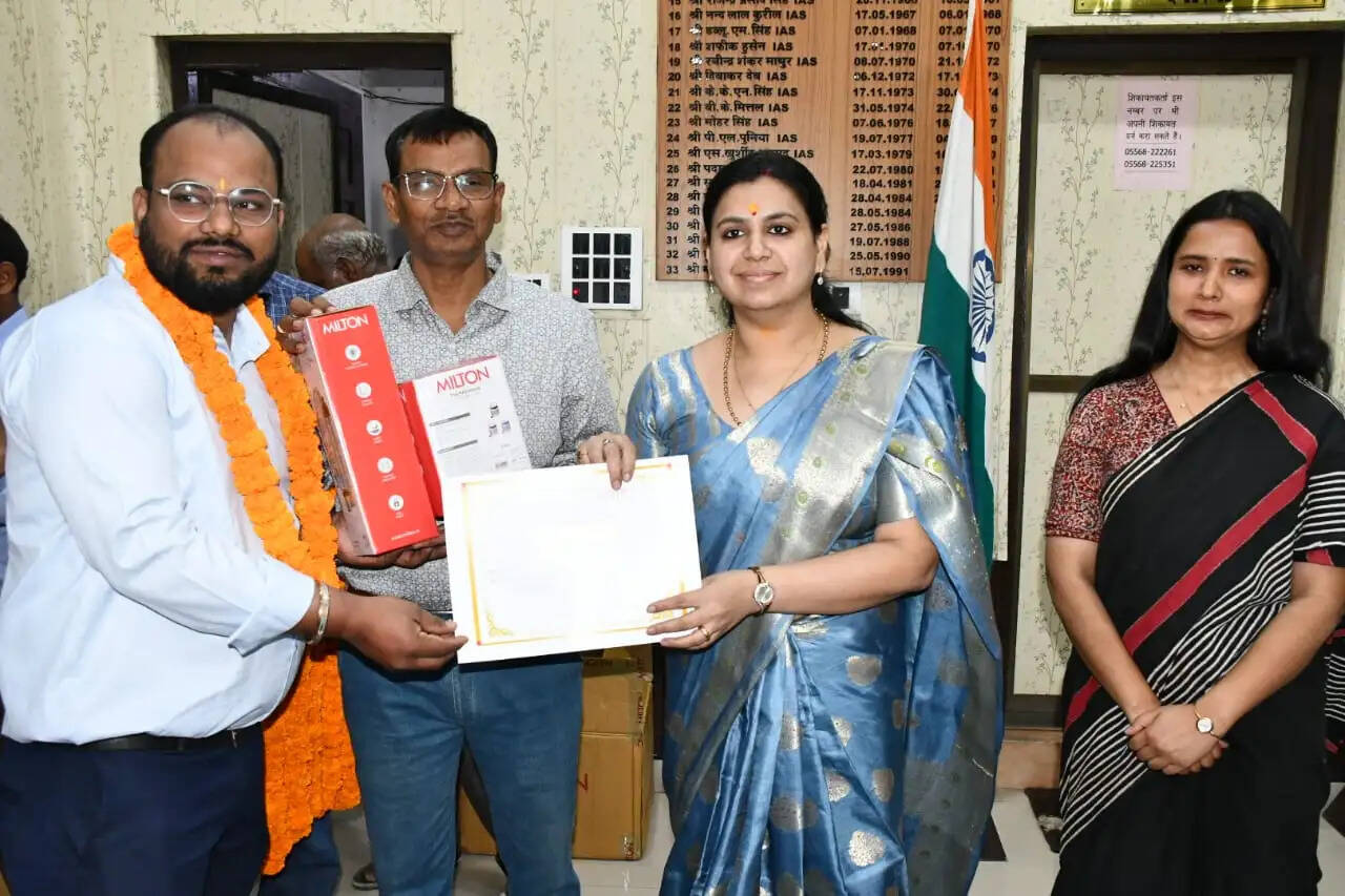 जिलाधिकारी ने राजनीतिक दलों के प्रतिनिधियों को सौंपी मतदाता सूची