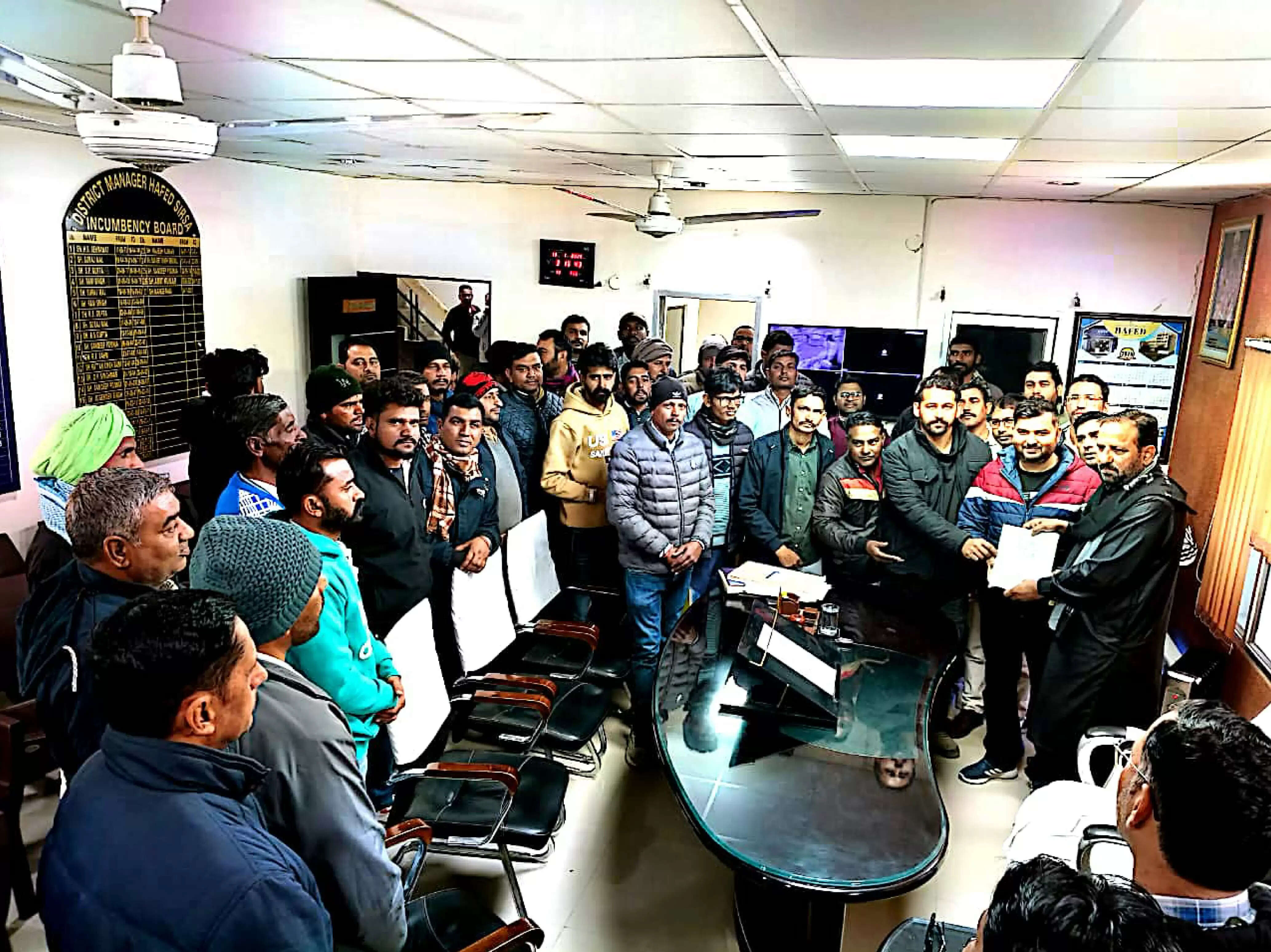 सिरसा: हैफेड के अनुबंधित कर्मचारियों ने सौंपा ज्ञापन