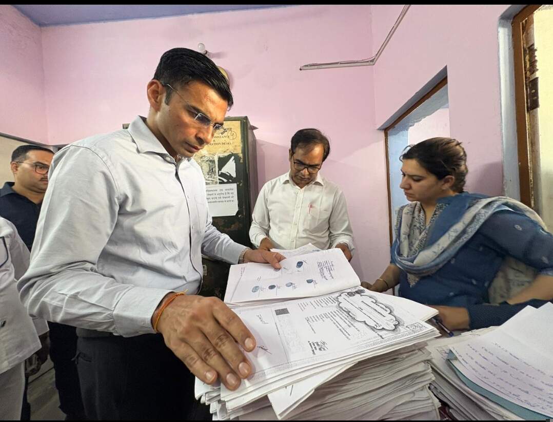 सब-रजिस्ट्रार कार्यालय का जिलाधिकारी ने किया औचक निरीक्षण, गंभीर अनियमितताएं मिलीं