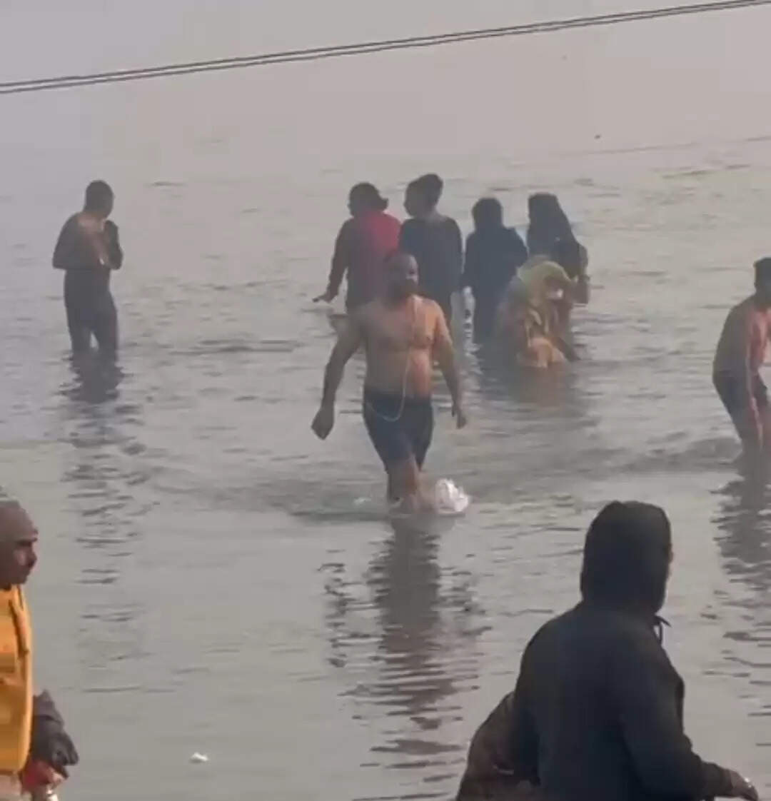 कानपुर में मकर संक्रांति पर्व पर श्रद्धालुओं ने गंगा में लगाई आस्था की डुबकी