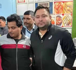 मुरादाबाद में रूके बिहार के तेजस्वी यादव, लिया मुरादाबादी बिरयानी का आनंद