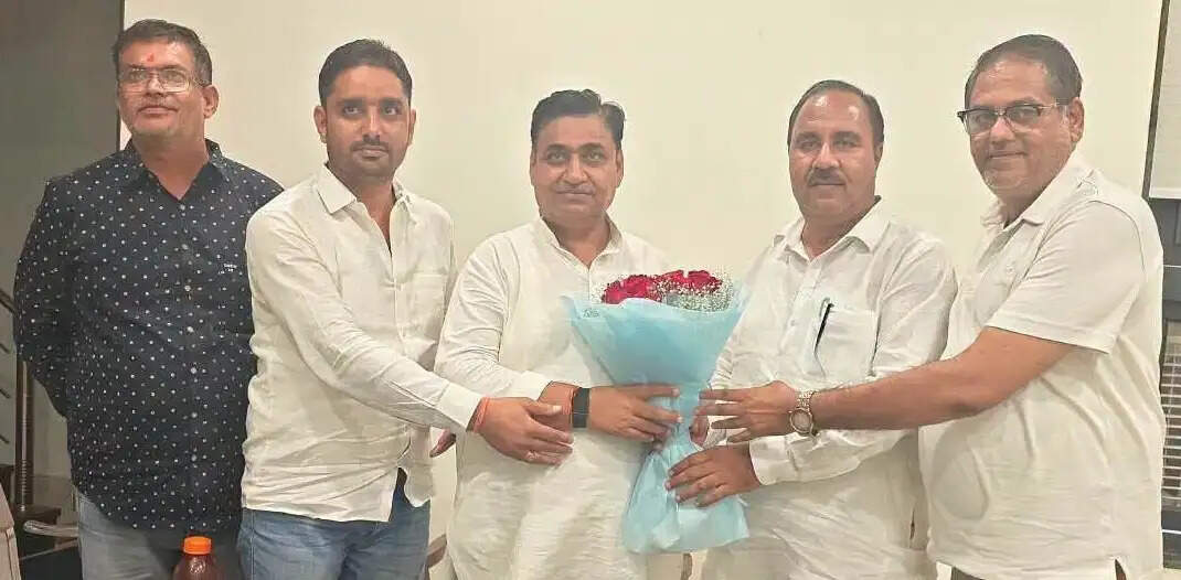 नवरतन डागा ने डाेटासरा से मिल नामांकन लिया वापस