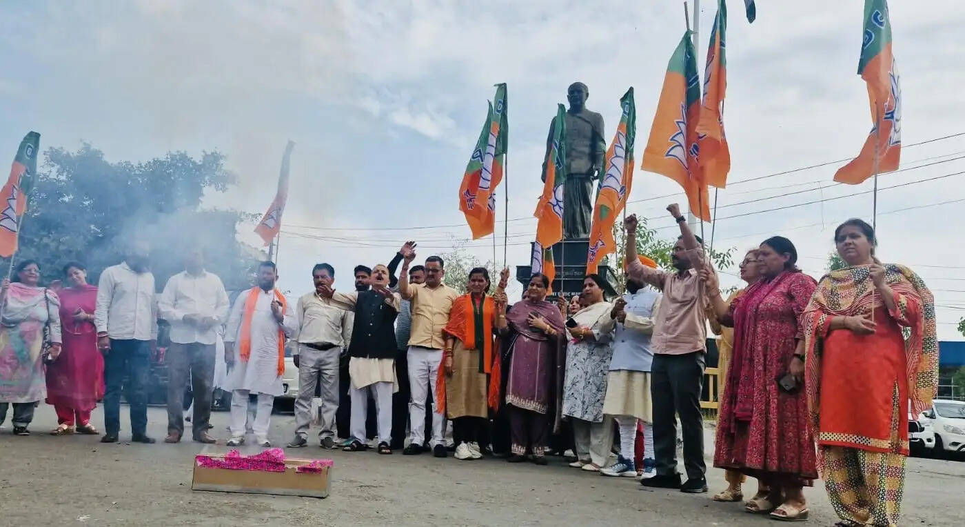 पश्चिम बंगाल में भाजपा की प्रचंड जीत पर कठुआ में जश्न, कार्यकर्ताओं ने मनाया विजय उत्सव