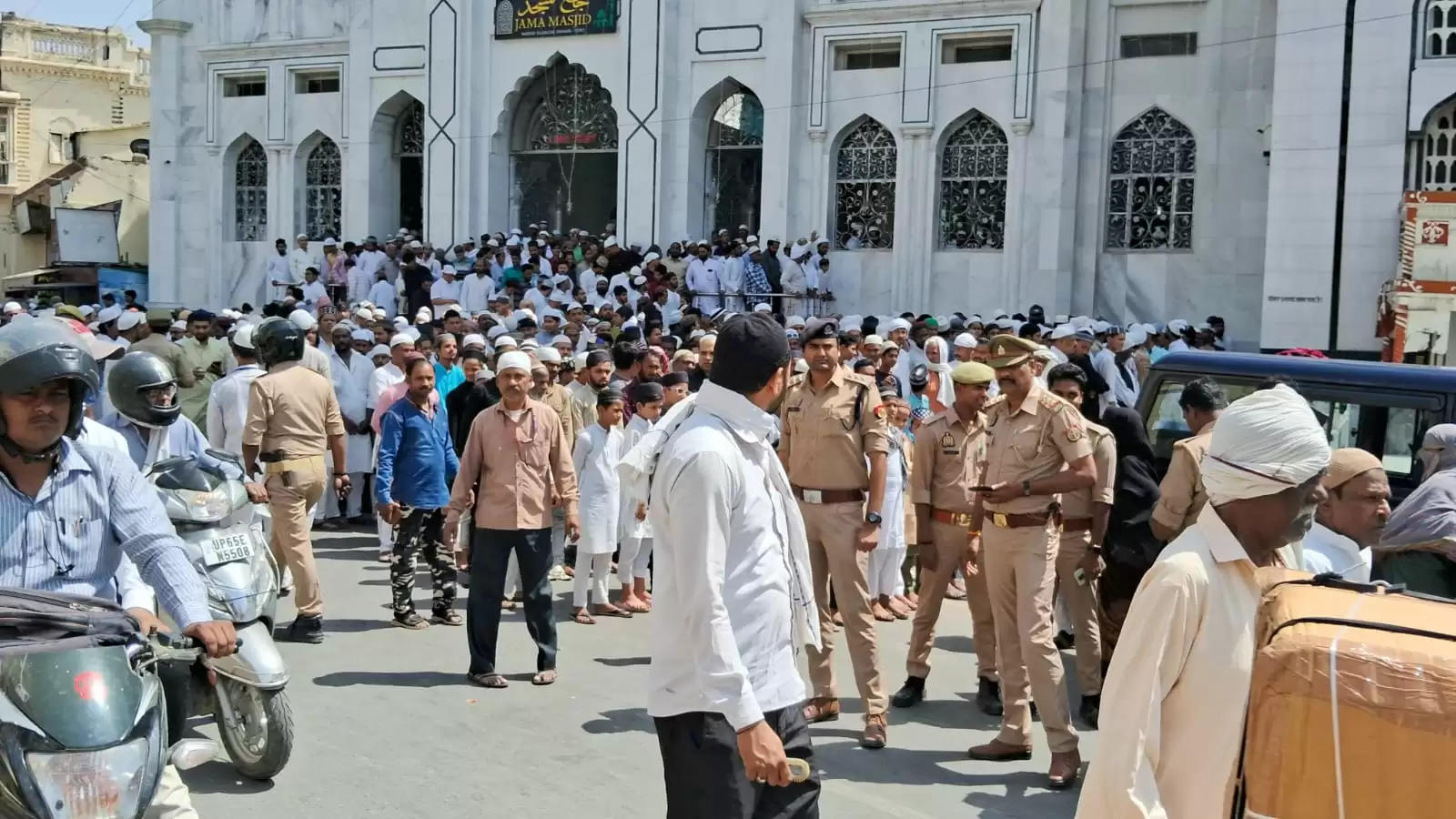 वाराणसी: कड़ी सुरक्षा के बीच ज्ञानवापी और अन्य मस्जिदों में पढ़ी गई अलविदा की नमाज