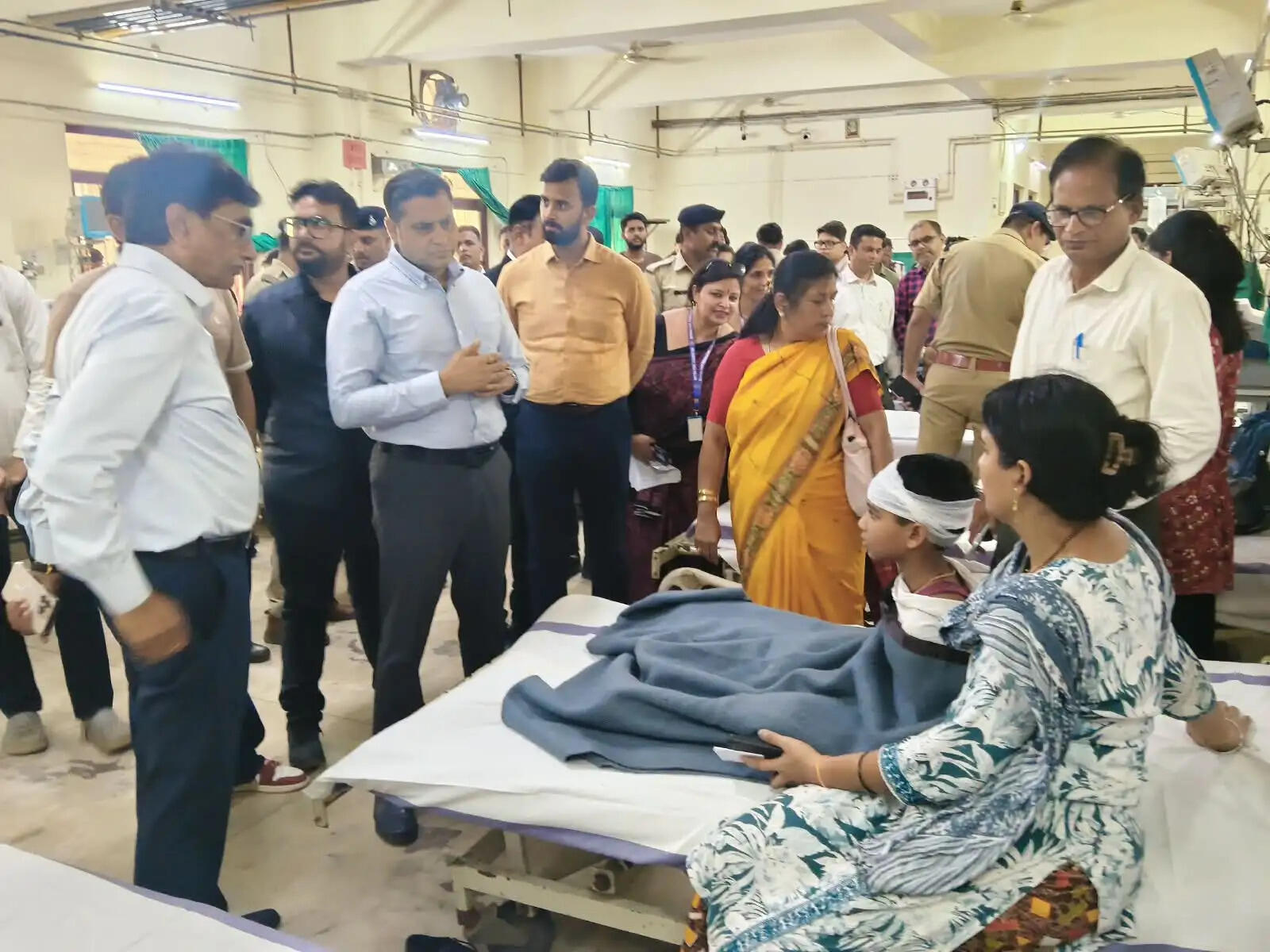 जबलपुरः मंत्री राकेश सिंह ने दुर्घटना में घायल स्कूली बच्चों के स्वास्थ्य की ली जानकारी