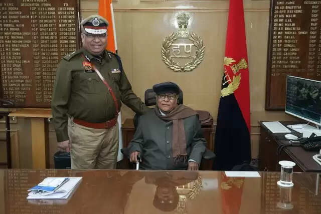 कार्यभार संभालने से पहले डीजीपी ने पिता को कुर्सी पर बिठाकर लिया आशीर्वाद