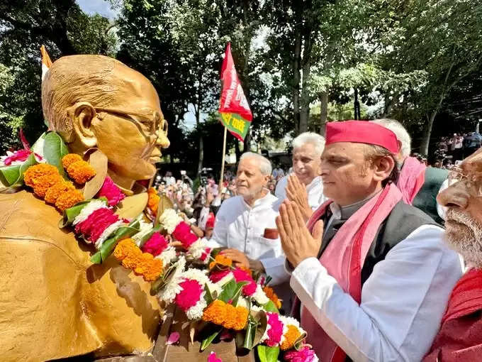 अखिलेश यादव ने आवास पर लगी प्रतिमा पर जयप्रकाश नारायण को पुष्प अर्पित कर दी श्रद्धांजलि