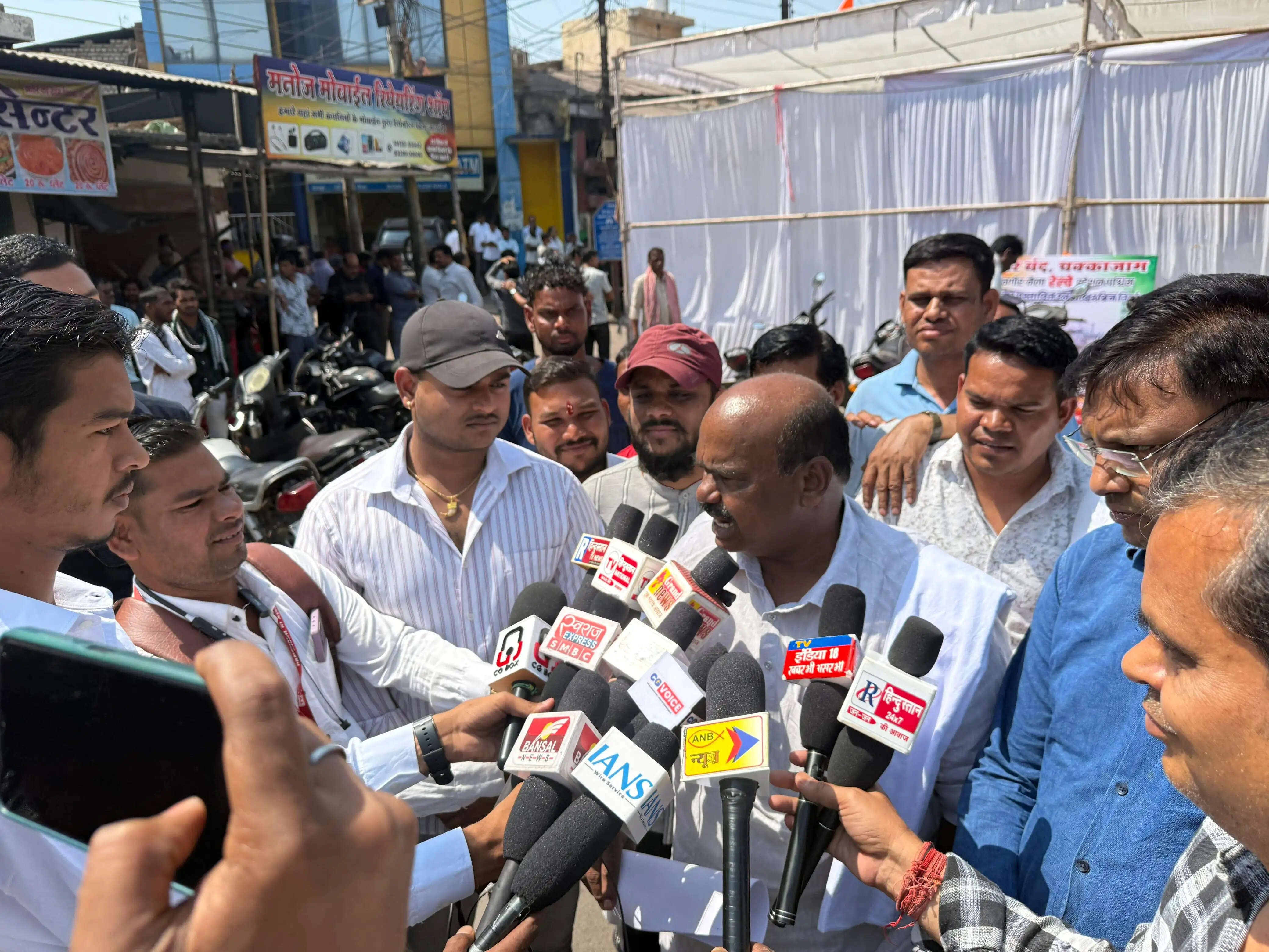 नैला रेलवे फाटक पर जाम के खिलाफ फूटा जनआक्रोश, ओवरब्रिज की मांग को लेकर नगर बंद और चक्काजाम