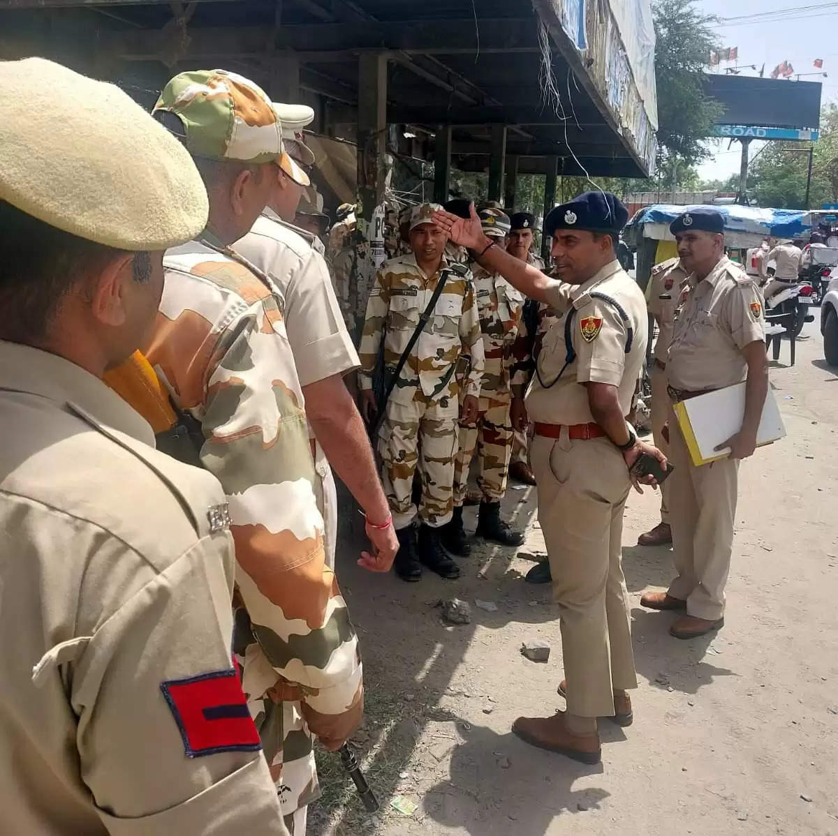 फरीदाबाद : पुलिस ने आईटीबीपी जवानों के साथ निकाला फ्लैग मार्च