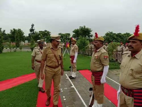 एसडीआरएफ बटालियन मुख्यालय पर ध्वजारोहण सहित कार्मिक डीजीपी डिस्क से सम्मानित