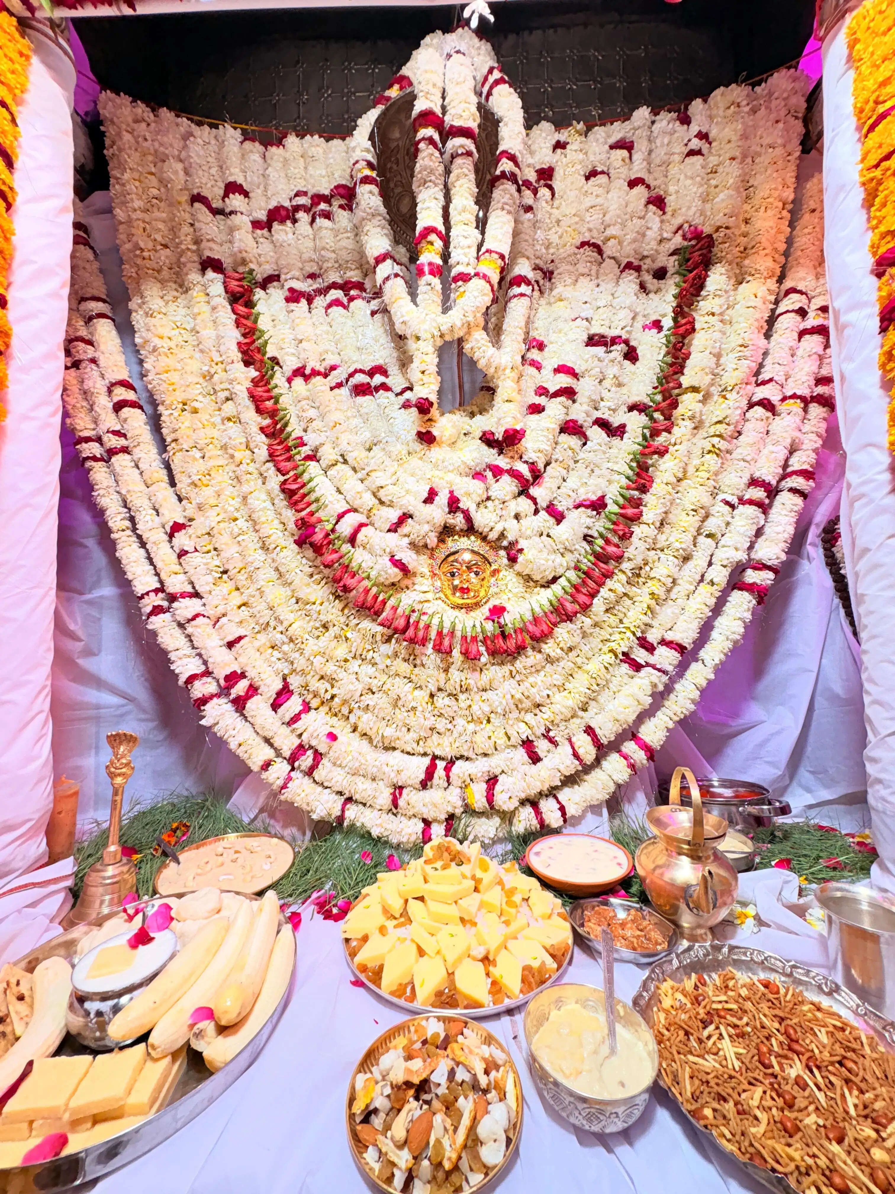 महा अष्टमी पर महागौरी रूप में सजी मां शीतला, भोर से उमड़ा आस्था का सैलाब