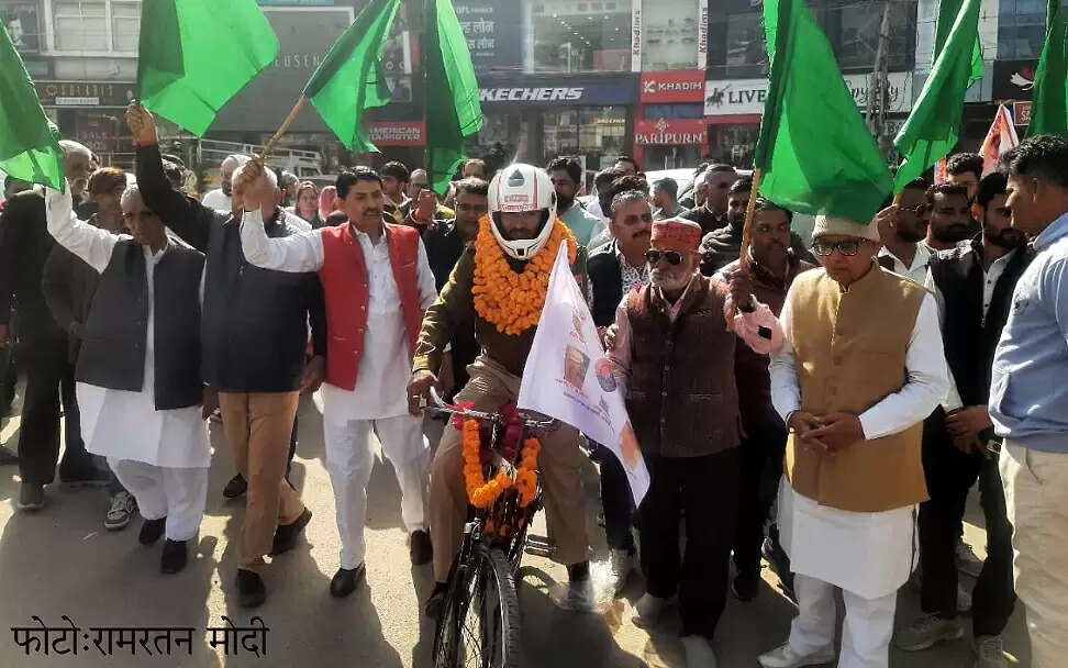 साइकिल पर हेलमेट पहनकर पिछले आठ वर्षों से आमजन को दे रहे यातायात सुरक्षा का अनूठा संदेश