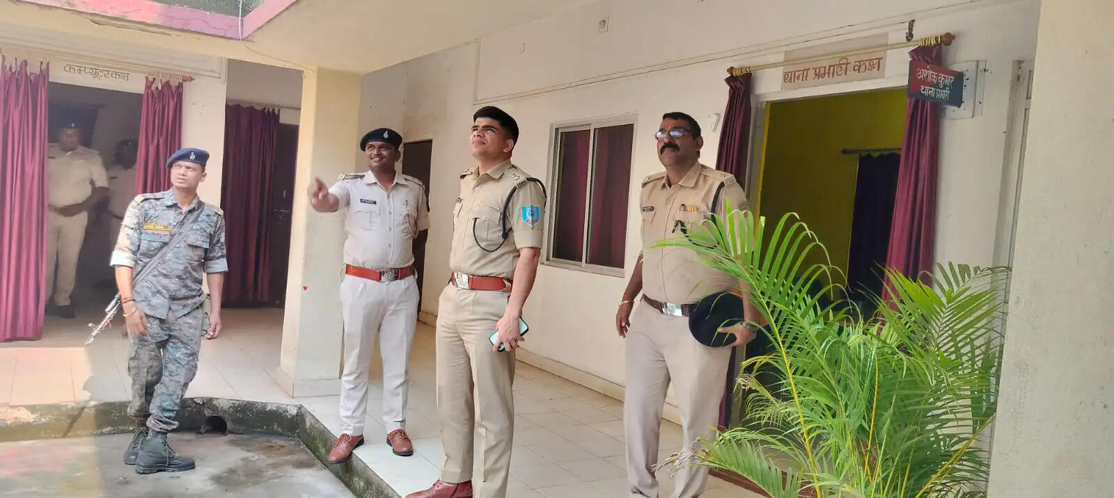 गोला और बरलंगा थाना का एसपी ने किया निरीक्षण, दिया निर्देश