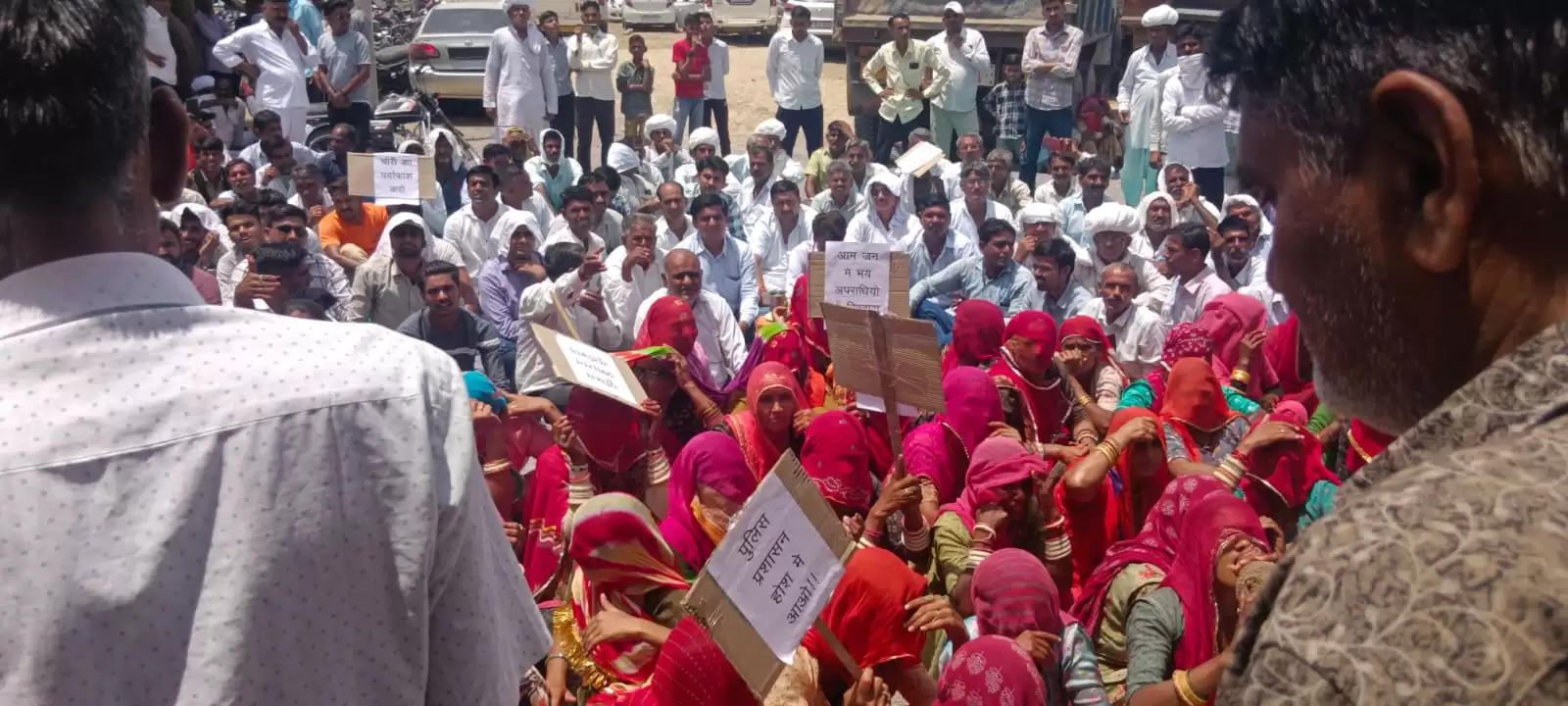 चोरियों को लेकर सरेचा गांव के ग्रामीणों ने लूणी थाने का किया घेराव : थाने में घुसे महिलाएं एवं पुरुष