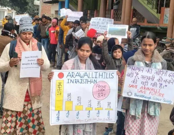अरावली बचाओ–भविष्य बचाओ” के नारे के साथ ब्रेकथ्रू साइंस सोसाइटी का प्रदर्शन