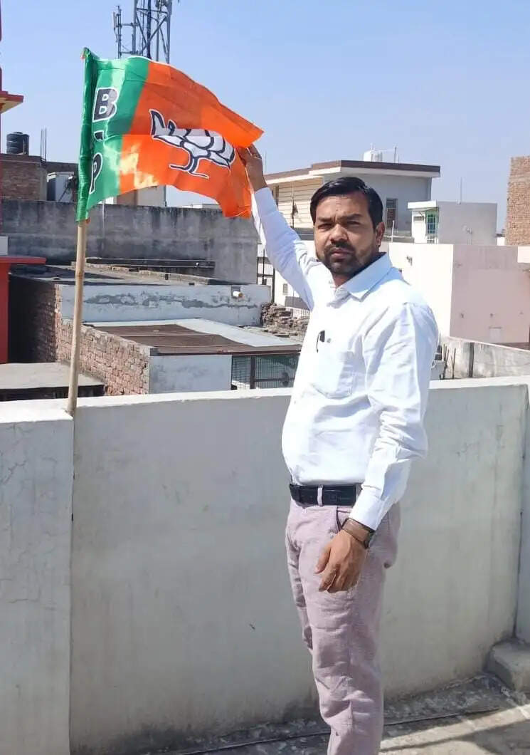 जींद : भाजपा स्थापना दिवस पर घरों पर फहराए पार्टी के झंडे