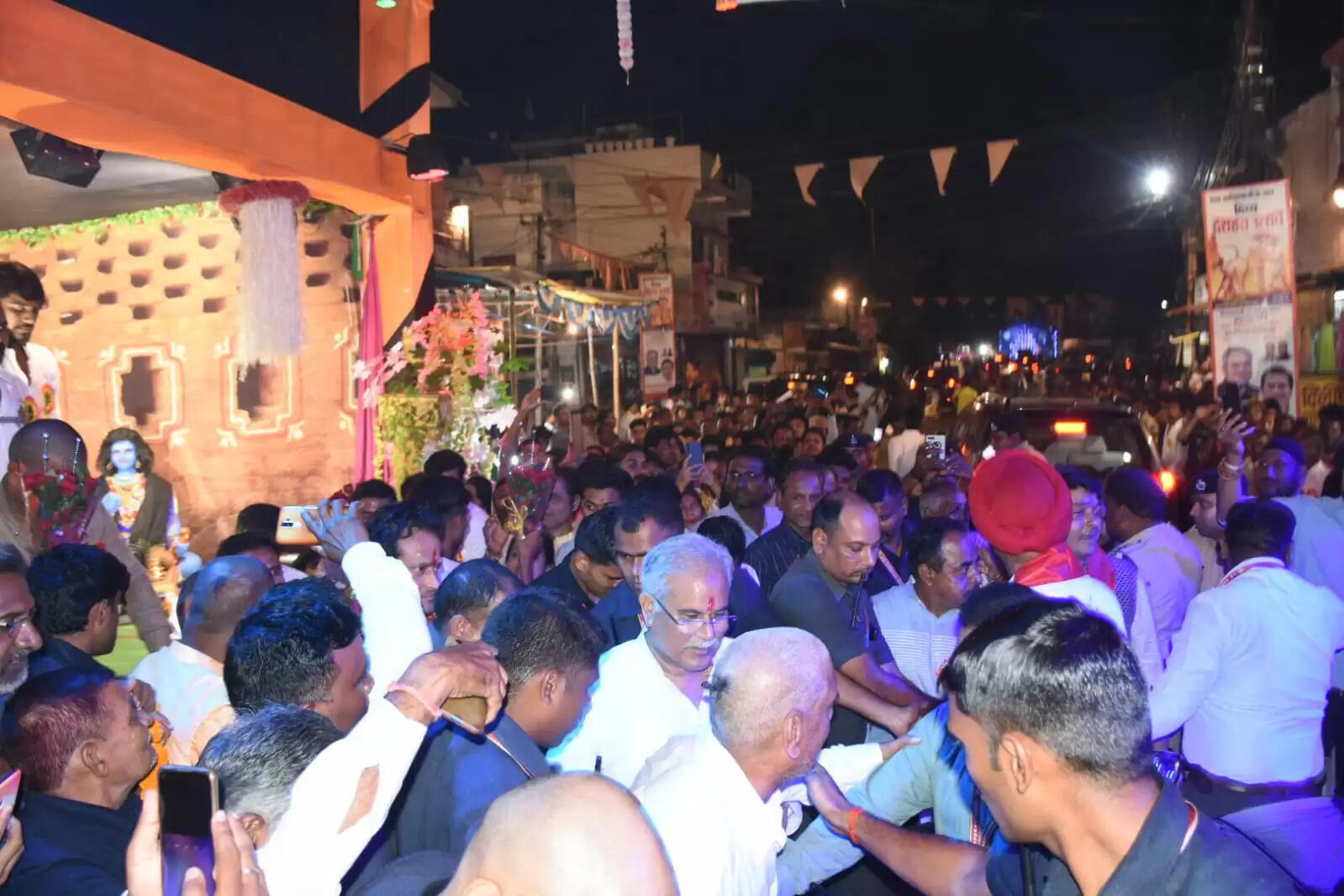 रायपुर : मुख्यमंत्री भूपेश बघेल नया मंगल बाजार गुढ़ियारी पहुंचकर मां दुर्गा के नौ कन्या रुपों के दर्शन किए