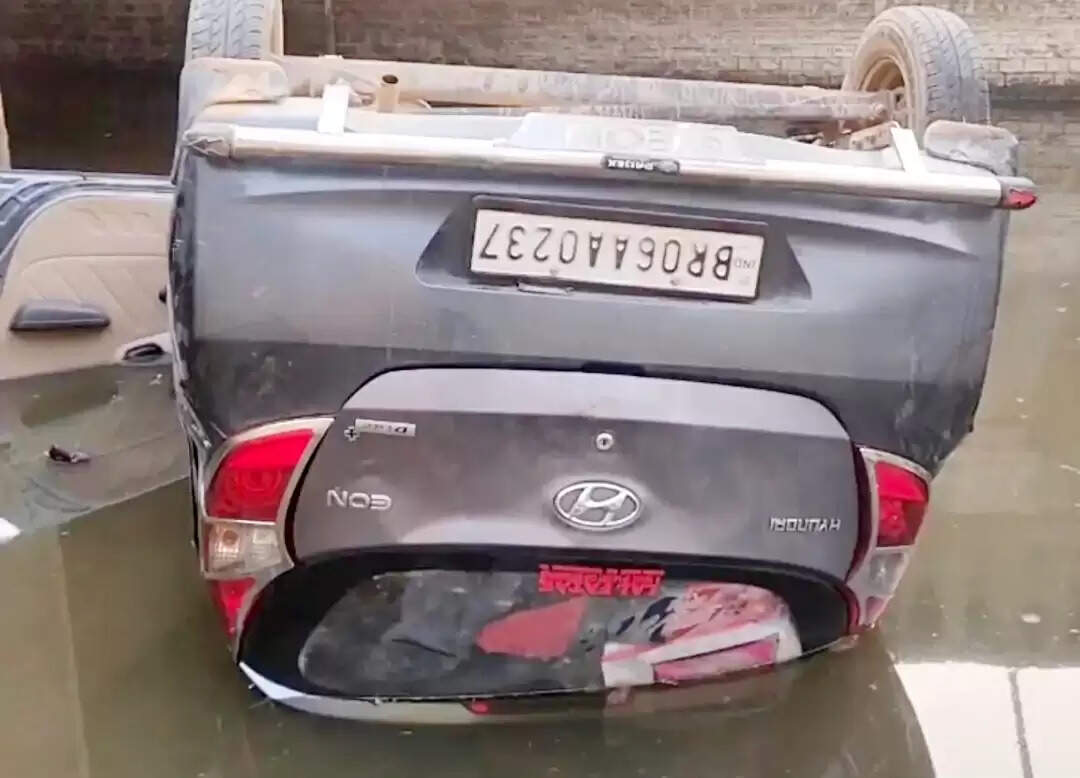 बारात से लौट रही कार नहर में गिरी