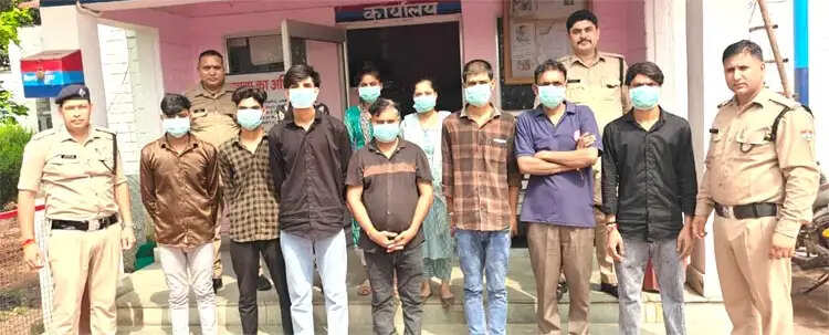 सड़क बनी अखाड़ा! हुड़दंग और मारपीट का वीडियो वायरल, पुलिस ने 9 को हिरासत में लिया