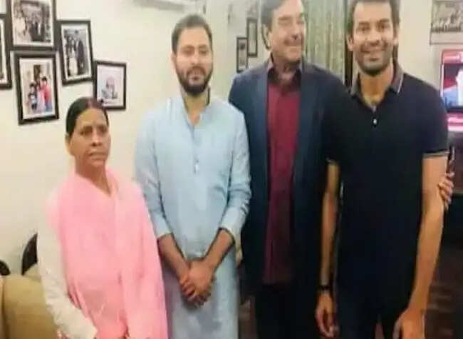 तेज प्रताप यादव के समर्थन&nbsp;में&nbsp;आये&nbsp;सांसद शत्रुघ्न सिन्हा, समझौते' की तर्ज पर की रिहाई की मांग