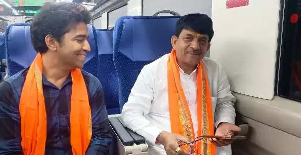 मंत्री कपिल देव अग्रवाल ने वन्दे भारत एक्सप्रेस से किया यात्रा, यात्रियों में दिखी प्रसन्नता