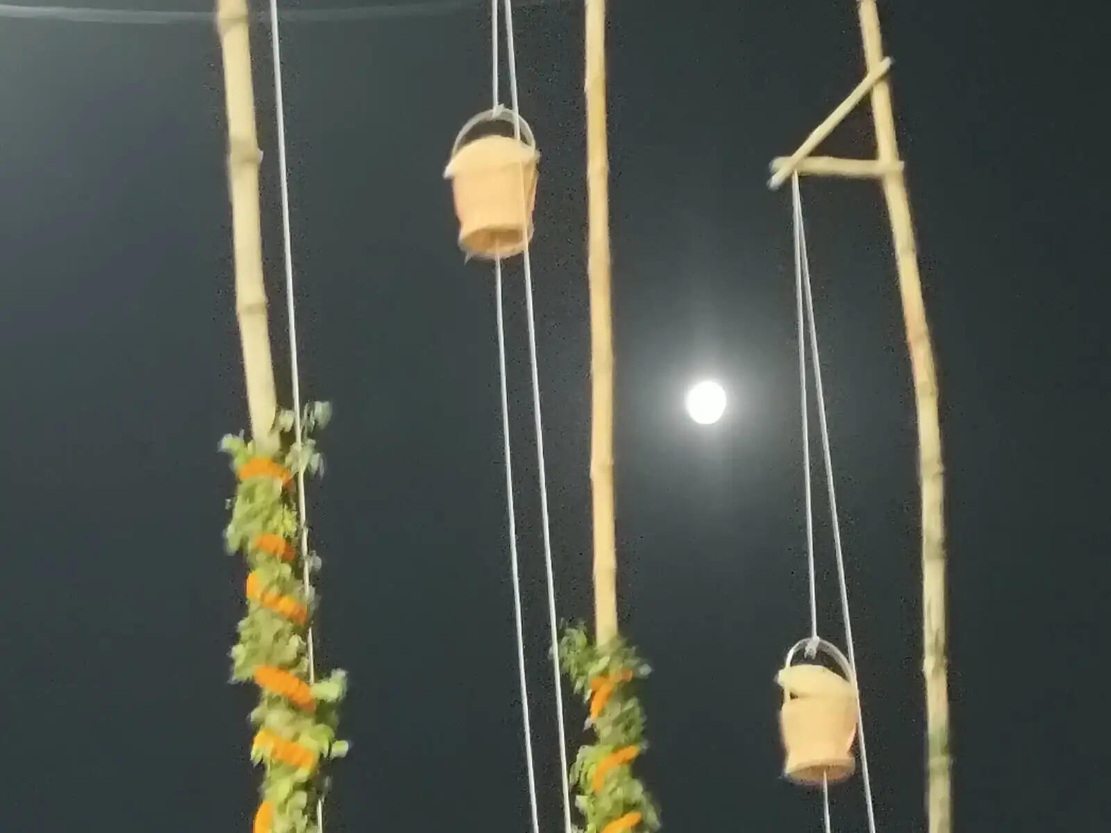 वाराणसी में शहीदों की स्मृति में जगमगाए आकाशदीप, गंगा में दीपदान
