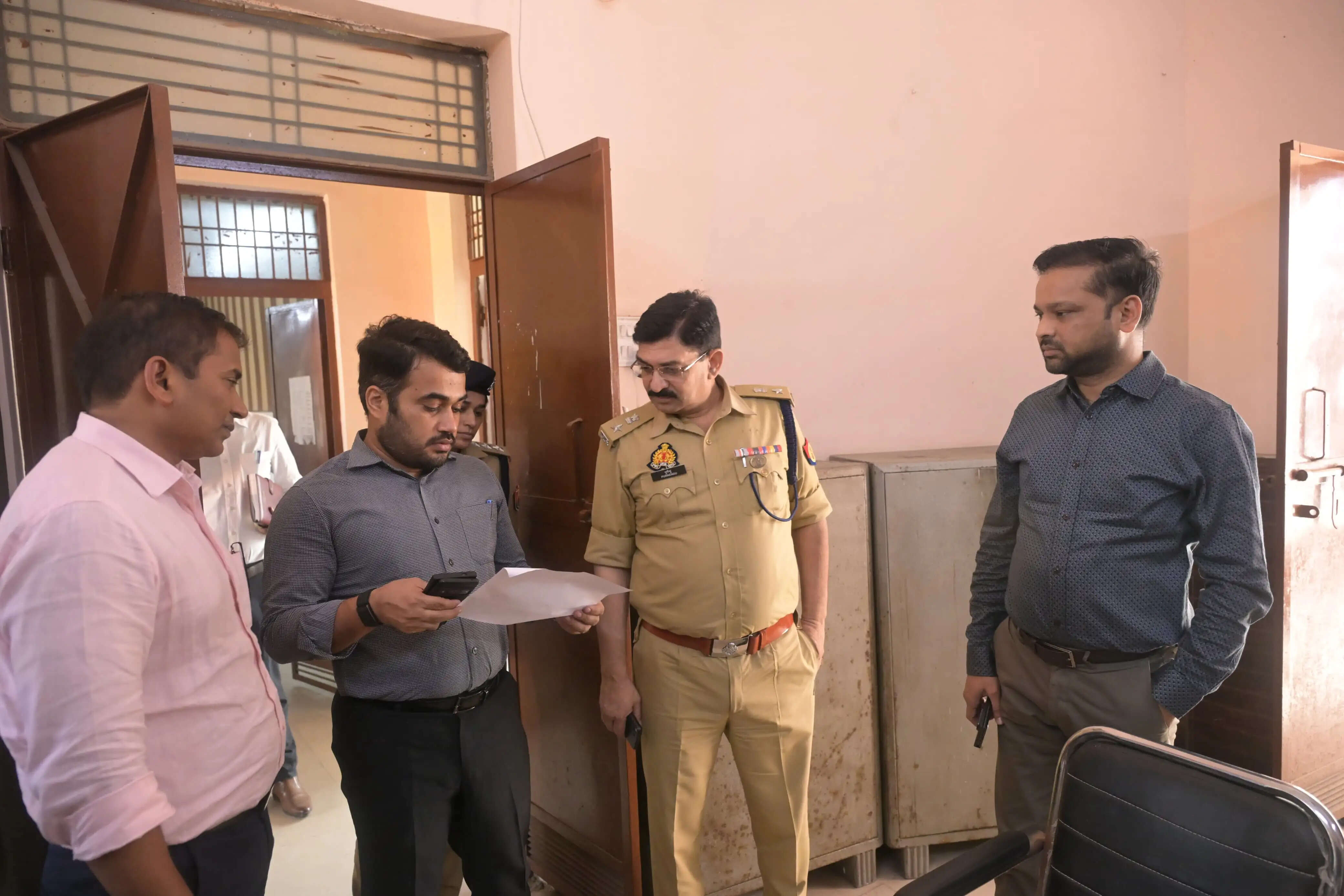 मतदाता सूची में नाम दर्ज कराने को डीएम-एसपी ने किया निरीक्षण