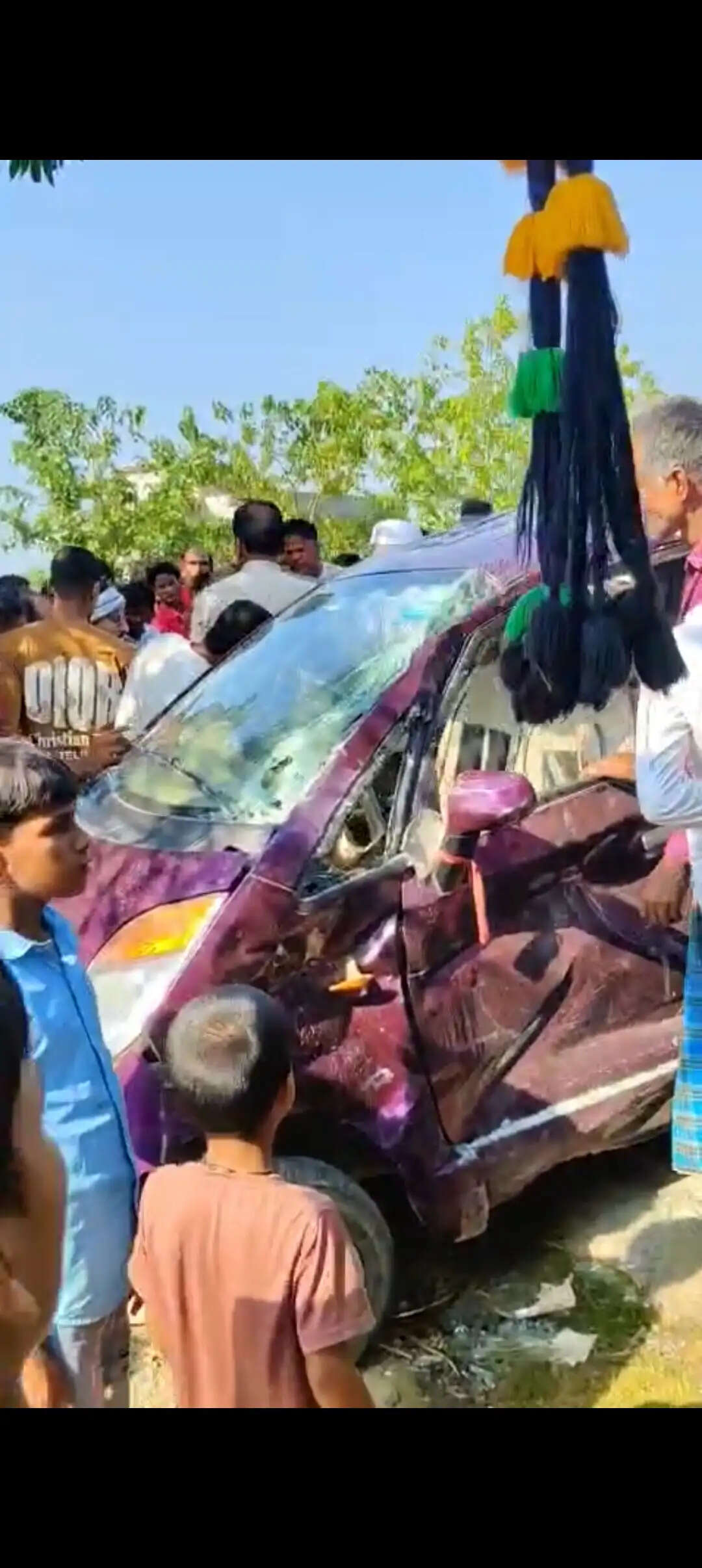 बस और टाटा नैनो की टक्कर में महिला की मौत, दो घायल