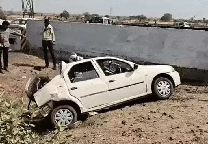मप्र के गुना में बेकाबू कार डिवाइडर से टकराई, चार युवकों की मौत