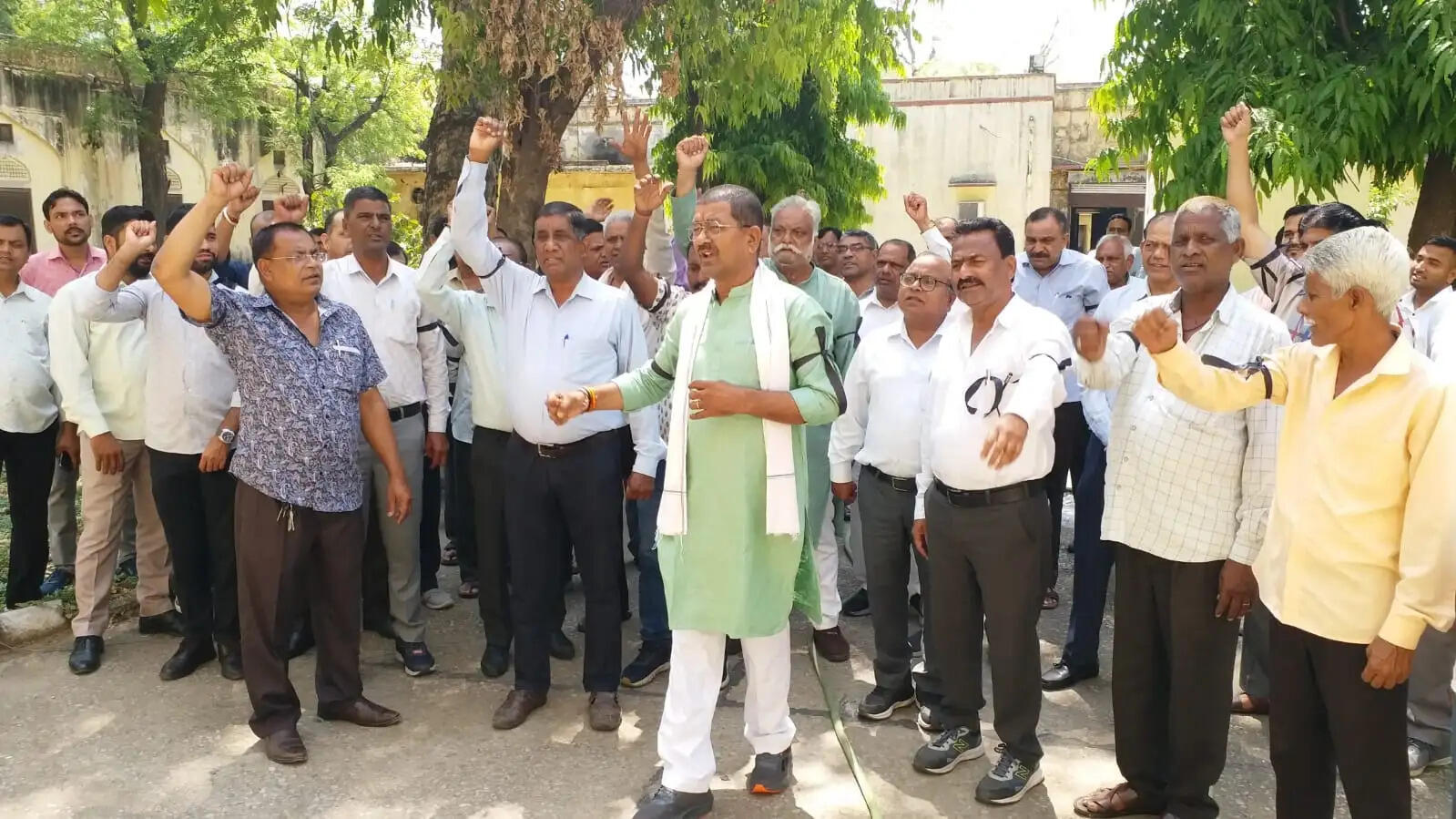 आरजीएचएस व्यवस्था पर भड़का कर्मचारियों का गुस्सा: काली पट्टी बांधकर किया विरोध