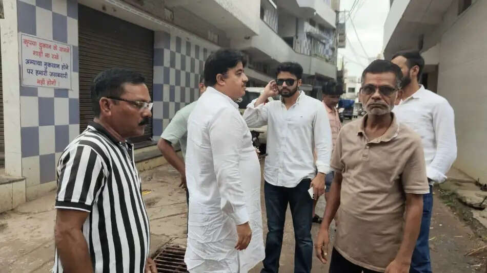 नल से आया गंदा पानी, पीलिया-टाइफाइड की चपेट में बनियापारा वार्ड
