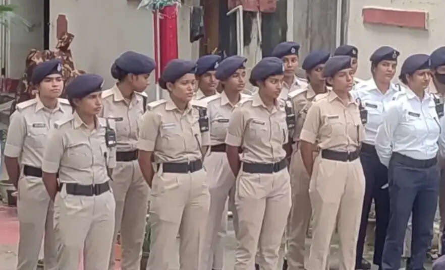 दुर्गा पूजा को लेकर ट्रैफिक पुलिस अलर्ट: पहली बार महिला पुलिसकर्मियों को मिली कमान