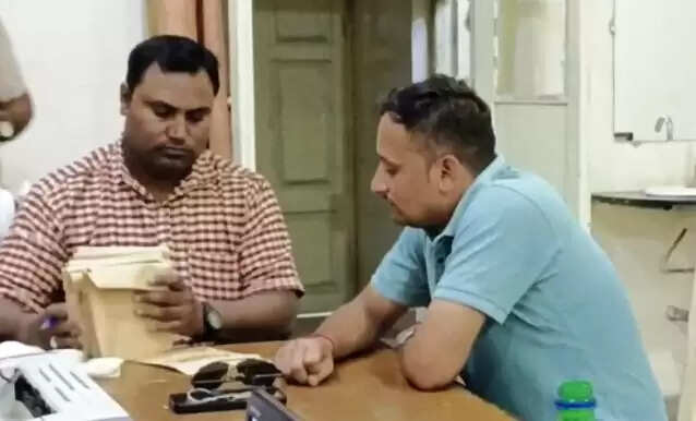 जबलपुर लोकायुक्त टीम ने आरक्षक को पांच हजार रुपए की रिश्वत लेते रंगे हाथ पकड़ा