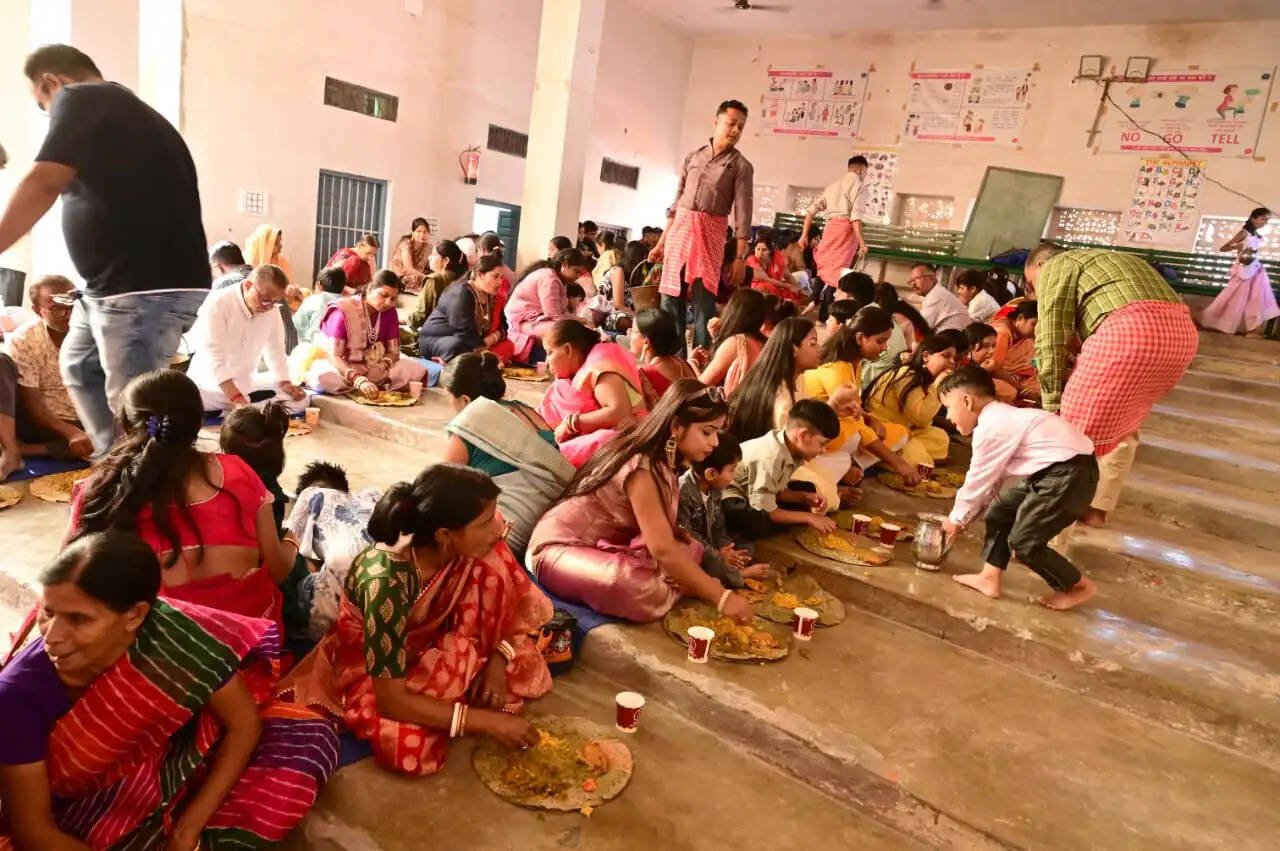 मां दुर्गा की भक्ति में लीन हुआ बंगाली समुदाय : बांग्ला परिधान में सोलह शृंगार कर पहुंचीं महिलाएं