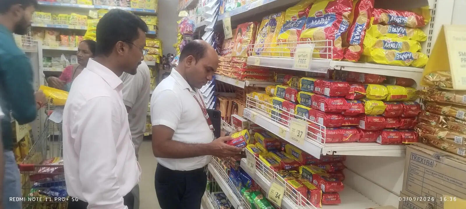 फैमिली मार्ट में मिले 10 हजार एक्सपायर कोल्ड ड्रिंक