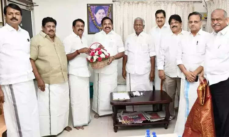 तमिलनाडु में एडप्पाडी के. पलानीस्वामी और नयनार नागेंद्रन ने विधानसभा चुनाव को लेकर सीट बंटवारे पर की चर्चा