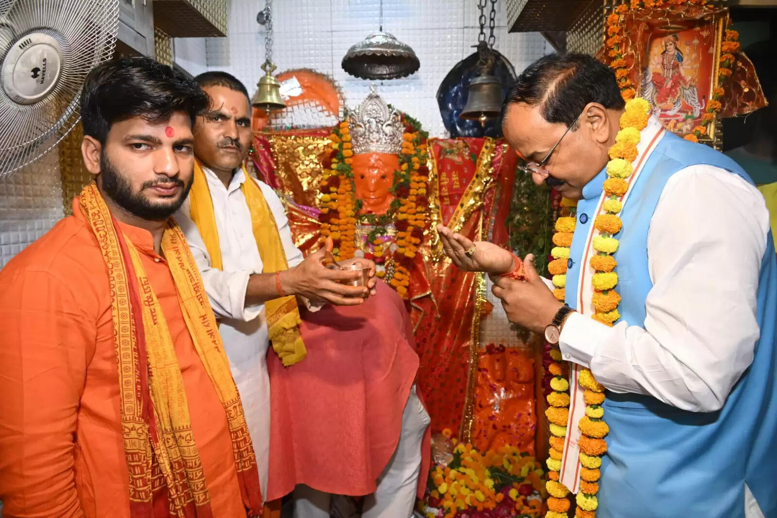 दक्षिणमुखी हनुमान मंदिर में केशव प्रसाद मौर्य ने किया दर्शन