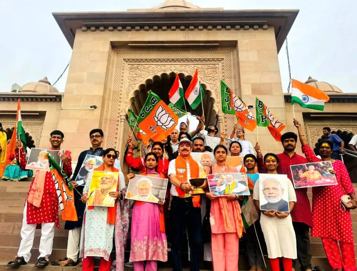 विधानसभा चुनावों में भाजपा की प्रचंड जीत पर नमामि गंगे के सदस्यों ने बाबा विश्वनाथ की उतारी आरती