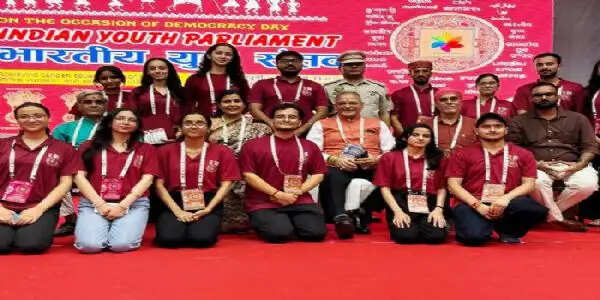 युवा संविधान के मूल्यों को आत्मसात कर राष्ट्र निर्माण में सक्रिय भूमिका निभाएं : राज्यपाल