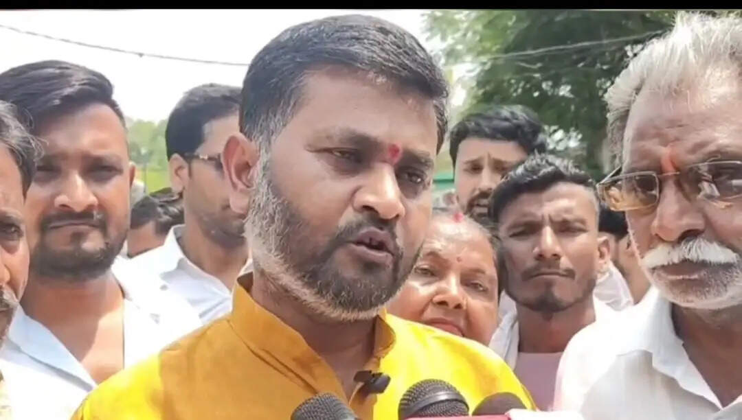 हमीरपुर में सियासी घमासान, नगर पालिका अध्यक्ष के बिगड़े बोल