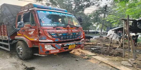 अनियंत्रित डीसीएम मड़हे में घुसी, बालक समेत महिला गंभीर