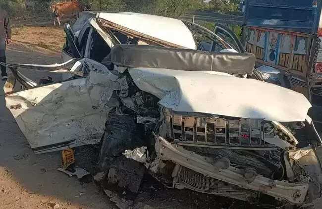 इंदौरः दो कारों के बीच जोरदार भिंड़त, एक की मौत और सात घायल