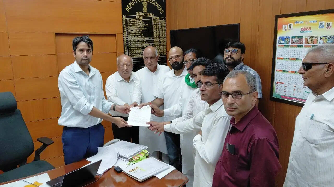 सिरसा: मुआवजे को लेकर इनेलो का धरना