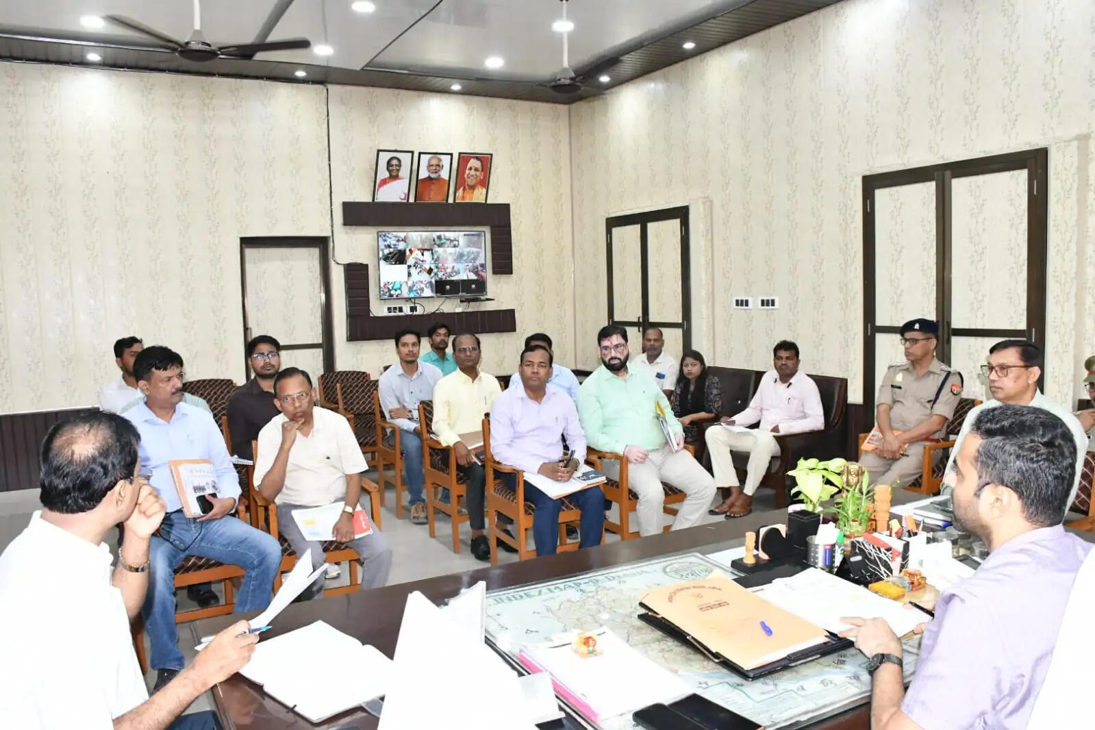 देवरिया के जिलाधिकारी ने की बाढ़, सिंचाई, नलकूप व जल निगम कार्यों की समीक्षा