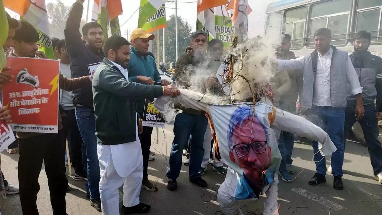 हिसार में युवा कांग्रेस ने प्रदर्शन करके फूंका एचपीएससी के चेयरमैन का पुतला