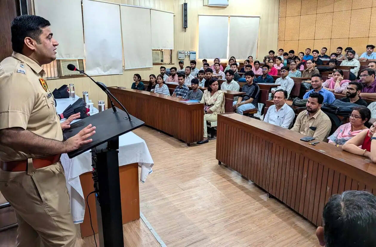 हिसार : डिजिटल अरेस्ट के नाम पर ठगी करने वालों से रहें सतर्क : मयंक मुदगिल