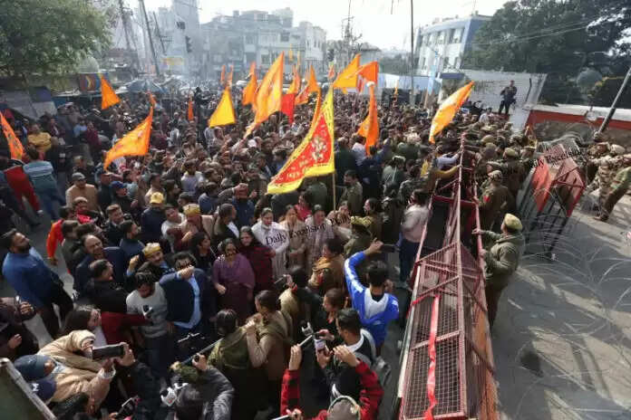 जम्मू में लोकभवन के बाहर विरोध प्रदर्शन, मेडिकल कॉलेज में दाखिले विवाद पर उपराज्यपाल का पुतला फूंका